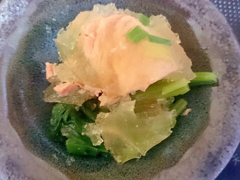 お粥の具にも、ひんやり！鮭と野菜のゼリー